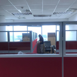 Đội thợ vệ sinh thực hiện tổng vệ sinh văn phòng định kỳ